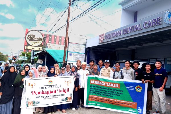 Semangat Menebar Kebahagiaan, DPW LDII Gorontalo Berkolaborasi Dengan PC LDII Kota Timur Bagikan Takjil